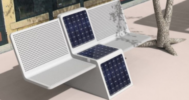 Mahdia: des chaises publiques équipées de panneaux solaires pour recharger les téléphones